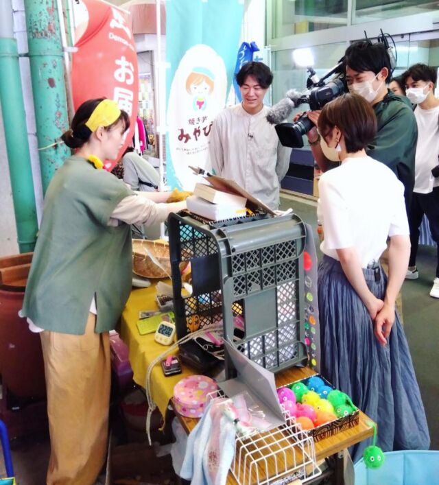 ✩.*˚
こんばんは🌙·̩͙‪⋆͛ みやびです𓂃◌𓈒𓐍𖡼.
⁡
今日は念願の初出店‪‪.ᐟ.ᐟ
弥刀 癒しフェスタに出店させていただきました·͜·
@mito_iyashi_festa 
⁡
Instagramで拝見していたり、出店仲間も楽しそうに出店されていて私も出店させてもらえたらなぁとず〜〜っと思っていたところ、お声がけいただき念願の初出店をさせていただきました♡
⁡
⁡
出店仲間みんな口を揃えて『良い人ばかりやねん‪‪ᰔᩚ』と聞いていましたが、本当に皆様良い方ばかりで、色々助けてもらいっぱなしの1日でしたが、暖かく受け入れてくださって凄く嬉しかったです( *´꒳`*)
⁡
気温が高い大阪でしたが、朝からずっとお芋を焼いていてもすぐお買い上げいただき、何度も売り切れて焼き上がりを待っていただく事になるほど沢山のご来場者様で賑わっていました。
⁡
⁡
そして1日JCOMさんの取材が入り、”焼き芋みやび” と娘たちの ”楽しい！ちびっ子店”も取材してくださいました。
⁡
娘たちも取材されてモジモジしながらも、ちゃんと受け答えをしていて成長したぁと関心する場面もᰔᩚ
⁡
そしてまた夫にお芋を取りに帰ってもらったり(*/ω＼*)ｷｬｰ!!
相変わらずのみやびですが( ´･ω･`)
⁡
ＧＷの出店も楽しい1日となりました·͜·
⁡
主催、出店者の皆様ᰔᩚ
素敵なイベントをありがとうございました。
新しいご縁に感謝です♡
⁡
⁡
⁡
⁡
· · • • •皆さん  今日も1日お疲れ様でした· • • ·
⁡
⁡
⁡
⁡
#焼き芋#焼きいも#壺焼き芋#紅はるか#シルクスイート#ふくむらさき#すずほっくり#安納芋#鳴門時芋#大阪スイーツ#大阪市#東大阪市##Instagramsweets#Instagramfood
#焼き芋みやび#焼きいもみやび#阿佐美や##冷やし焼き芋#弥刀フェス#弥刀癒しフェスタ#金岡商店街#かなちゃん通り#ＧＷ#ゴールデンウィーク  #取材  #jcom  #焼き芋屋さん